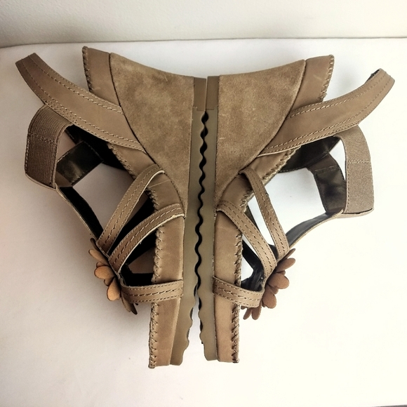 Aerosoles 'Cottontail' Tan Flower Embellished Faux Suede Covered Wedge Sandals - Picture 6 of 11